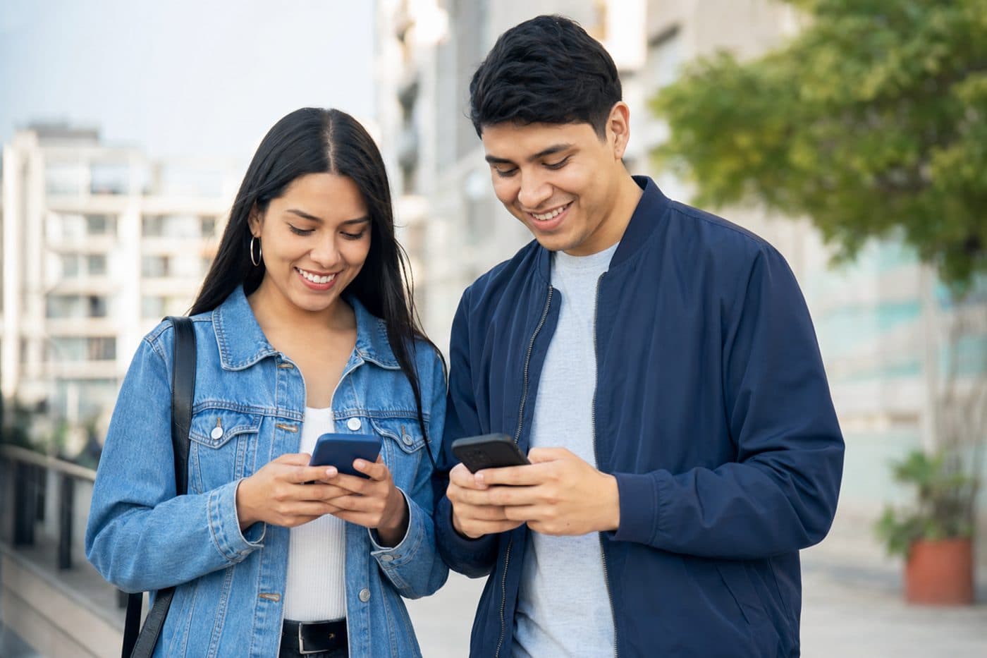Pareja revisando sus beneficios en la app Entel & Tigo